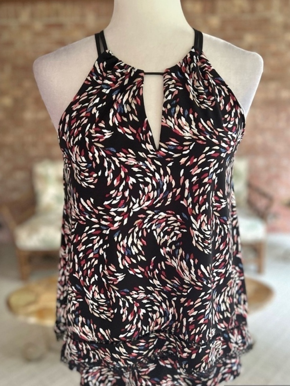 WHITE HOUSE BLACK
MARKET Sleeveless Keyhole
Halter Top